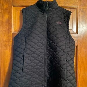 Black north face quilted vest